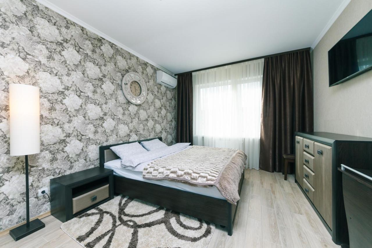 Poznyaky Apartments Patriotika Kyiv Exterior foto