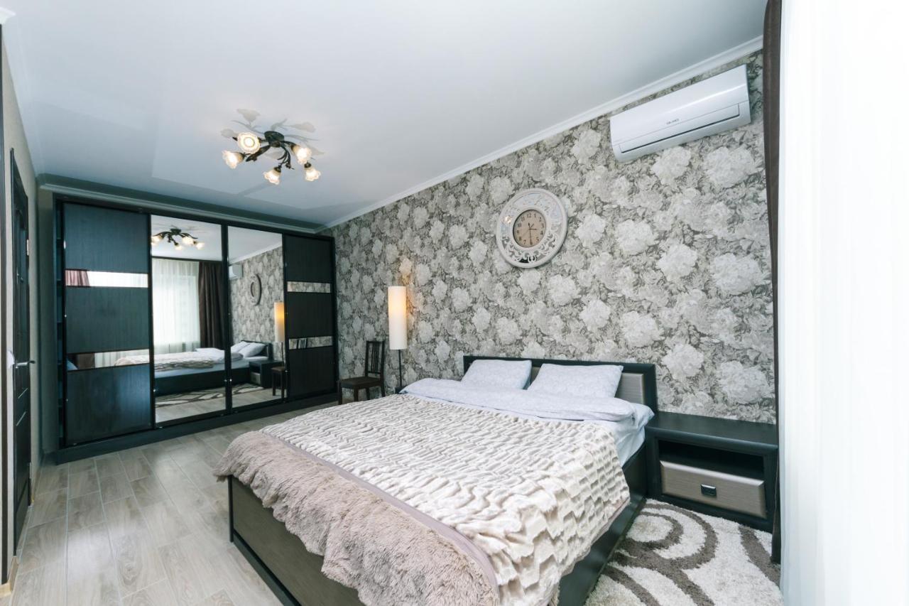 Poznyaky Apartments Patriotika Kyiv Exterior foto